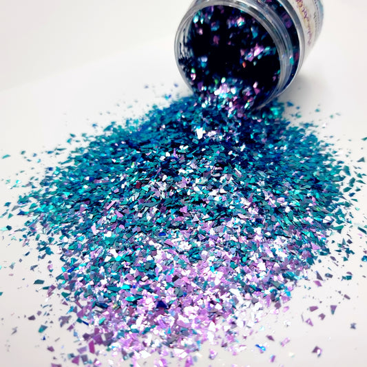 Peacock is a colour changing, small size flake glitter. Shifts between blue and purple