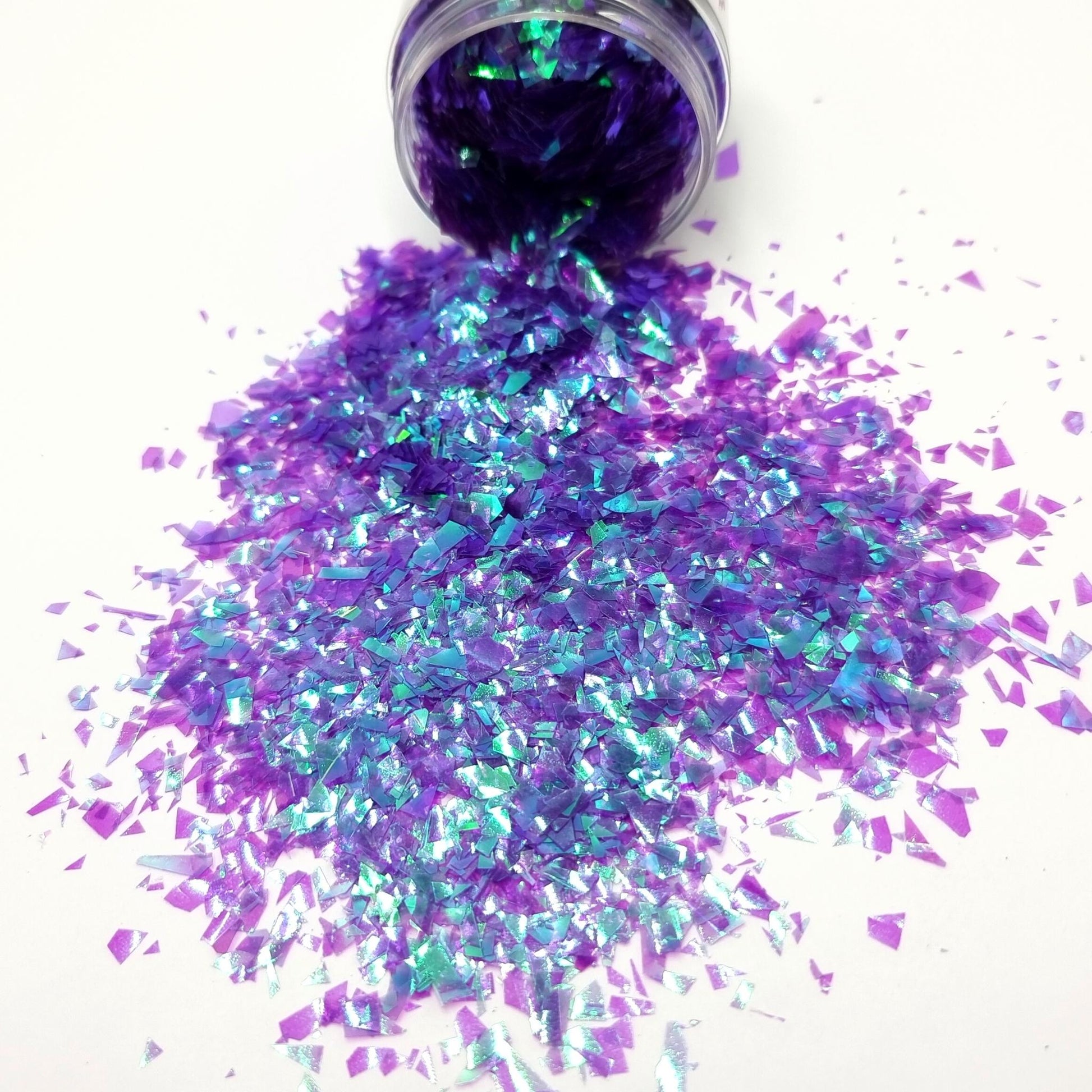 Eggplant is a colour changing, small size, iridescent flake glitter. Shifts between purple and teal.